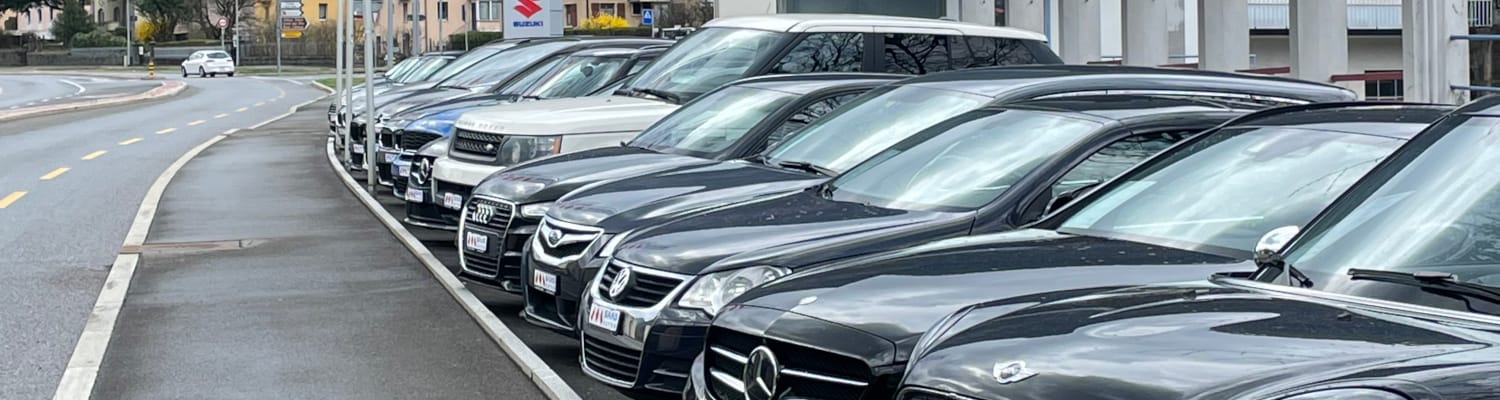 Le parc de véhicules de Cars Top Deal le long de l'Avenue du Simplon à St-Maurice