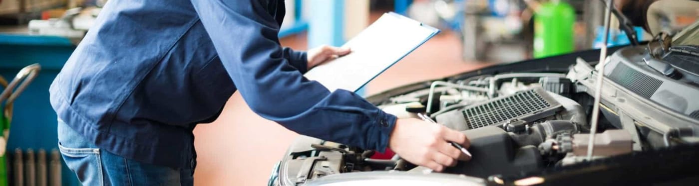 Contrôle d'un moteur en atelier, fiche de vérification à la main