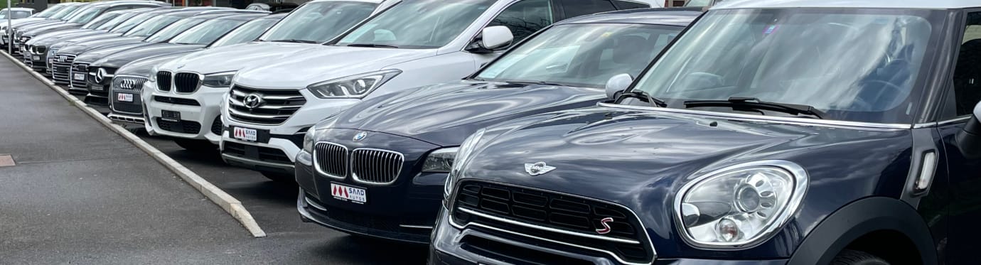 Véhicules d'occasion alignés devant Cars Top Deal Sàrl, Avenue du Simplon à St-Maurice